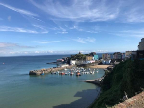 Great Offer 2 bed Tenby flat free parking